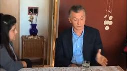 VISITA. Macri hizo los anuncios en la casa de una vecina..