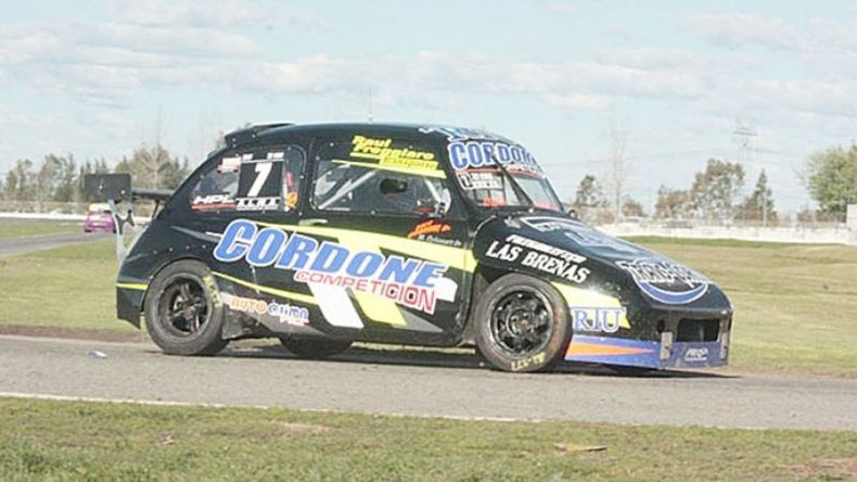 GANADOR. El Fiat de Cordone rumbo a la bandera a cuadros, en La Plata..