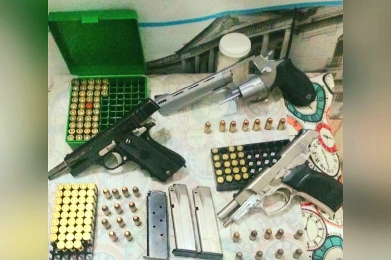 ARMADOS. Las pistolas y municiones que estaban en poder del detenido.