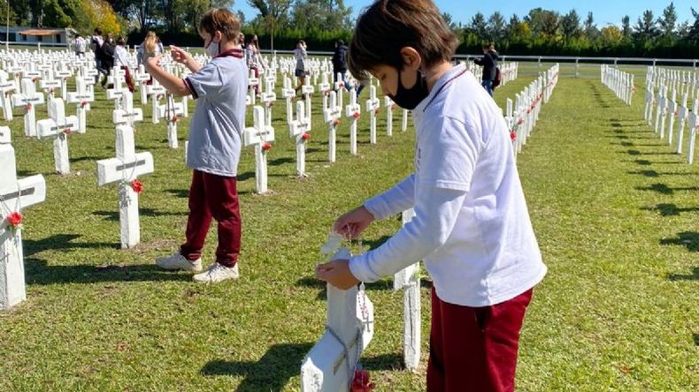 Los niños colocaron rosarios en las cruces que recuerdan a los caídos en Malvinas..