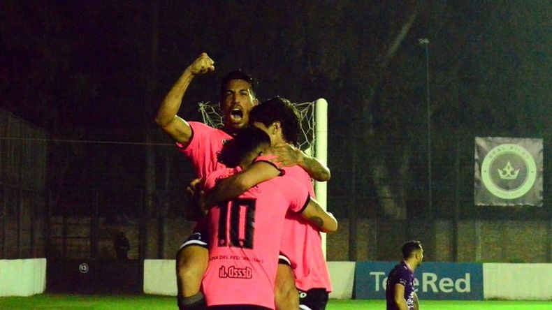 VENTAJA. Fittaioli celebra arriba. La cedió para Carrasco que ponía el 3-2. Foto: Fredy Caballero. .