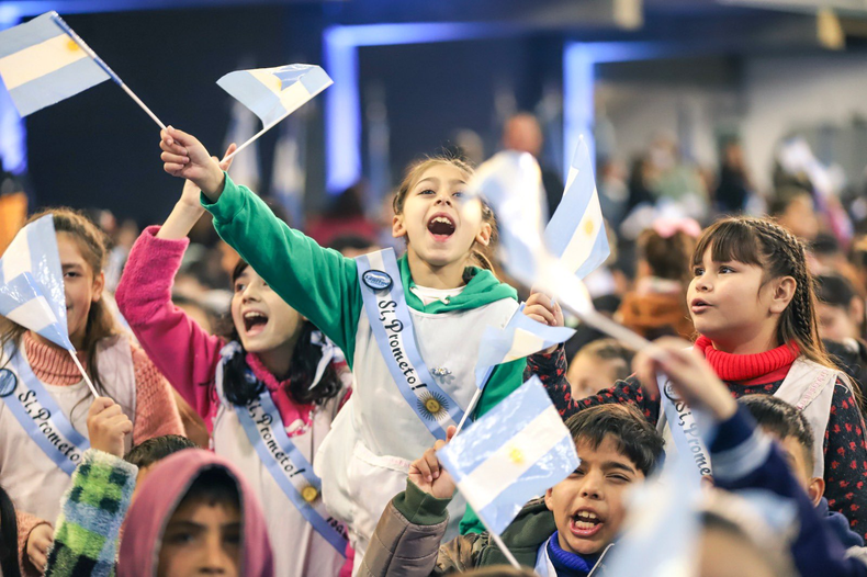 En un acto emotivo, los chicos prometieron lealtad a la bandera.
