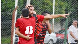 (Fredy Caballero). ABRAZO. Zeppetella marcó el gol de la igualdad rojinegra. .