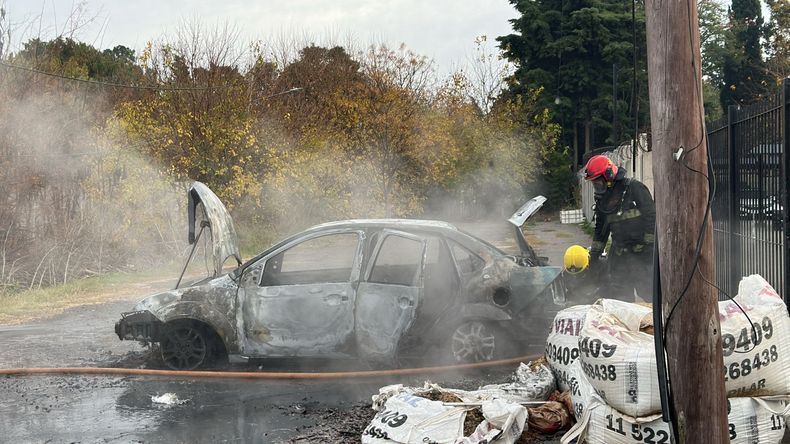 El incendio se produjo esta mañana, luego de que el dueño del auto ingresara a su trabajo.&nbsp;