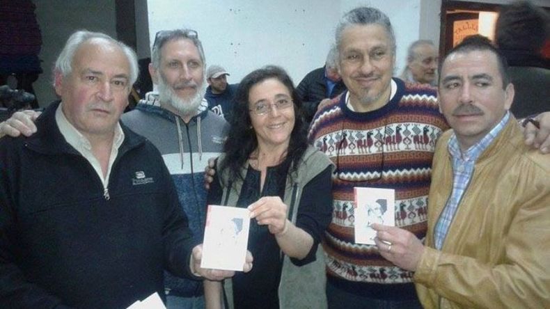 PALABRAS CONTRA LA VIOLENCIA.. En la tarde del viernes se presentó en el Club Unión de Del Viso “¡Basta! Cien hombres contra la violencia de género”, antología compuesta por microficciones de cien autores argentinos, entre ellos los escritores locales Rubén Cabrera, Omar Zárate y Emiliano Pintos (primero, cuarto y quinto, respectivamente). Además de las lecturas, el evento estuvo acompañado de música en vivo y hasta contó con una representación a cargo de la actriz teatral, Valentina Caffera..