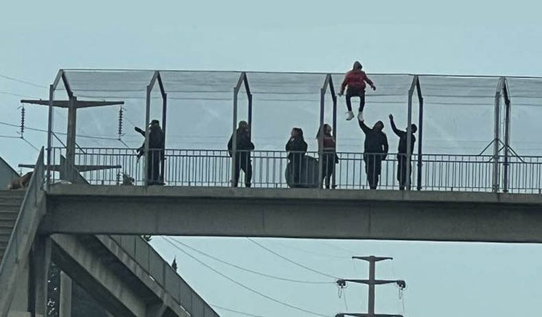 #Panamericana Ramal Campana km 40.5 mano al norte, suicida sobre puente peatonal. Increíble pero esto ya pasó la semana pasada. LaPanaWeb / @lapanaweb.