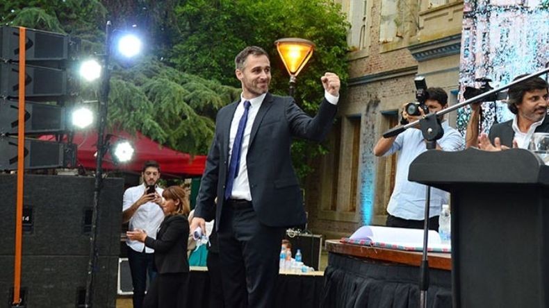 FESTEJO. Tras su discurso, saludó a la gente desde el escenario..