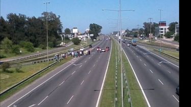 Está interrumpido el tránsito a la altura del Km. 50 de la Panamericana, mano a Capital..