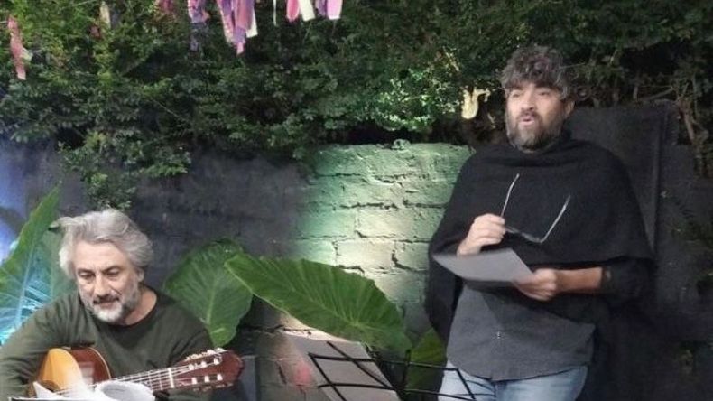 EN SINTONÍA. El guitarrista Héctor Bacci y el escritor Víctor Koprivsek, noche de música y poesía en Dios los cría - Patio. .