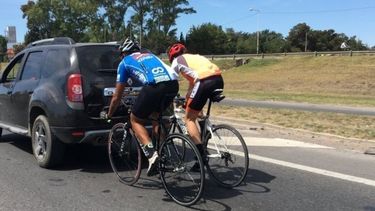 Pegados. Dos ciclistas fueron fotografiados por un automovilista que los vio transitando por Panamericana. .