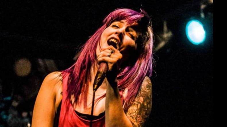 Toda la fuerza y la belleza de Luciana Segovia, la cantante de Cirse, durante el show que la banda dio en Del Viso..