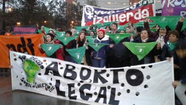 Ola verde frente al Hospital Austral a favor del aborto