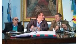 AUTORIDADES. Trindade con los secretarios Zakhem y Gómez, en la sesión de ayer. La Justicia debe definir ahora la validez de los cargos..