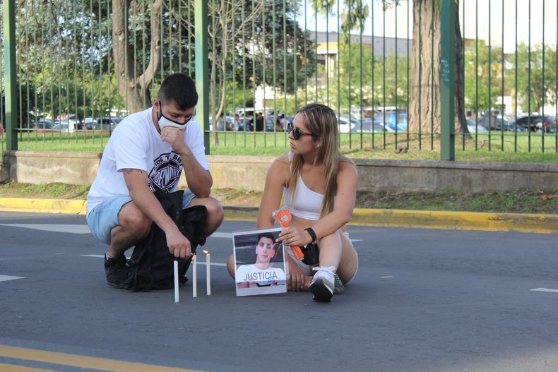 PEDIDO DE JUSTICIA. Familiares y amigos aguadan la fecha del juicio.