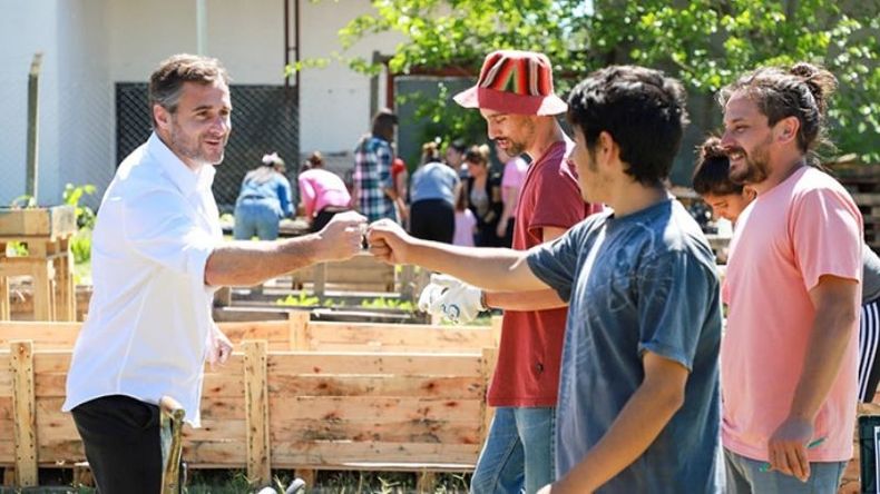 SALUDO. Achával recorrió la huerta en la sede Fortabat de las Escuelas Municipales..
