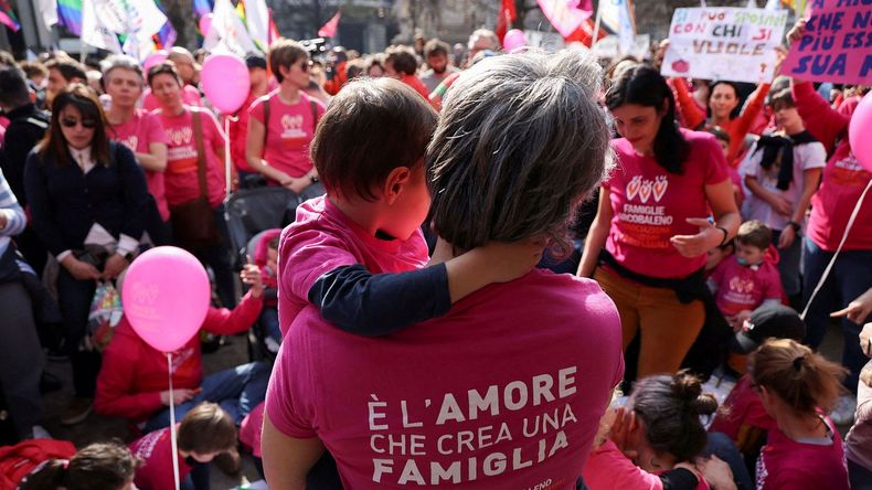 Las madres LGTBI logran reconocimiento legal en Italia. (REUTERS).jpg