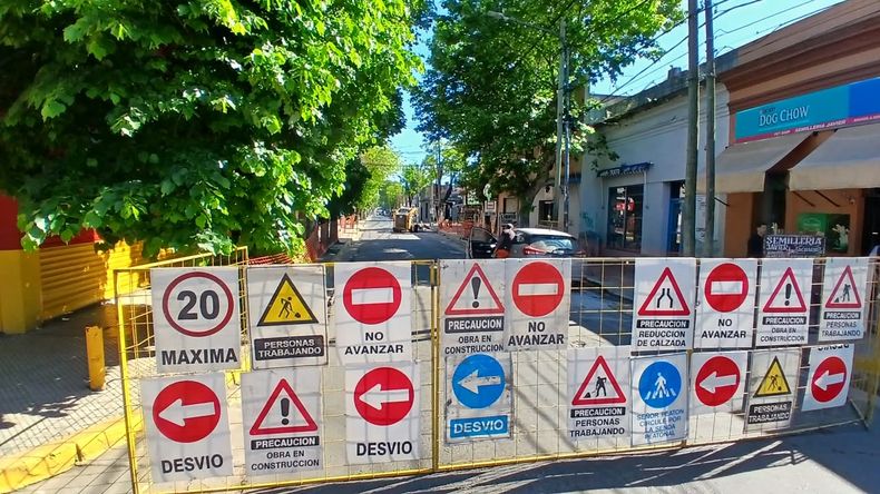 La calle Ituzaingó fue cerrada al tránsito debido a una serie de trabajos de bacheo que se están realizando en el lugar.&nbsp;