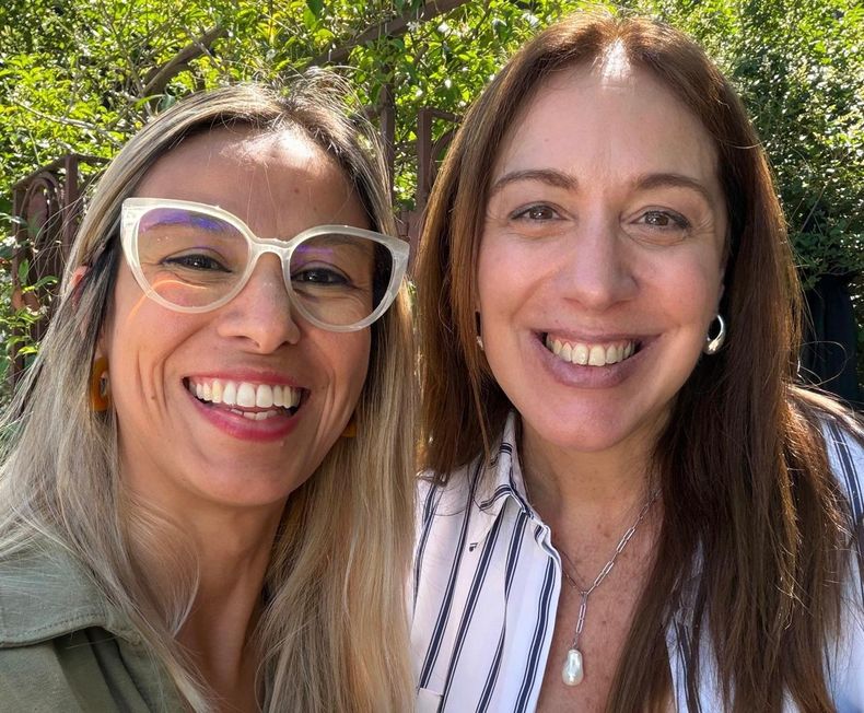 SONRISAS POR DOS. Adriana Cáceres junto a María Eugenia Vidal, en Pilar.