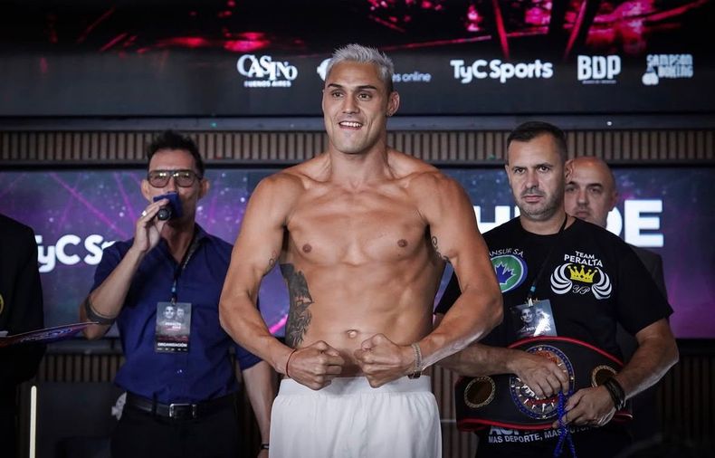 Yamil Peralta exponiendo su fortaleza en el pesaje