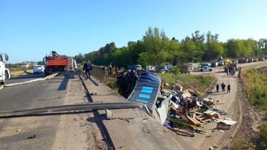 otra tragedia en la ruta 6: un camion se cayo de un puente y el conductor murio