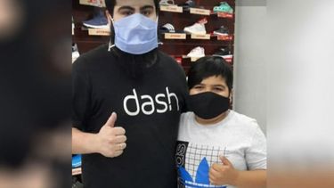 Ezequiel y Axel, después de que el empleado decidiera reponerle los botines al nene. .