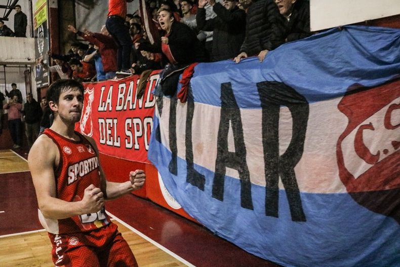 Francisco Ruíz lo grita: Sportivo Pilar empató la serie ante APV.
