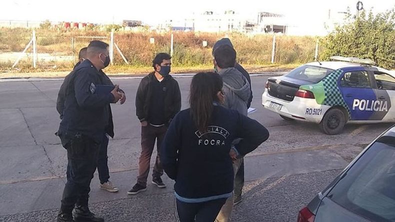 POLICÍA. Agentes de la bonaerense identificaron a los trabajadores. .