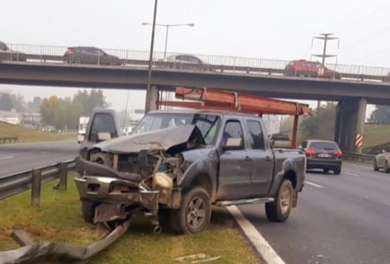 Accidente en Panamericana: La camioneta Ford Ranger debió esquivar a un automovilista detenido y terminó chocando contra el guardarrail.&nbsp;