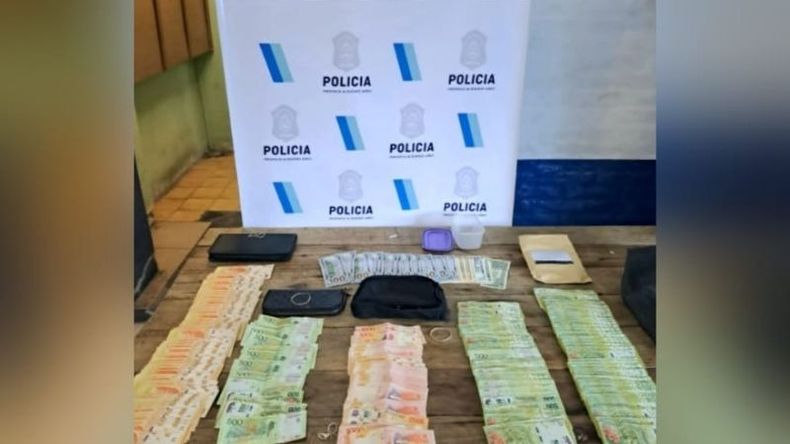 El dinero recuperado en la casa de los acusados. .