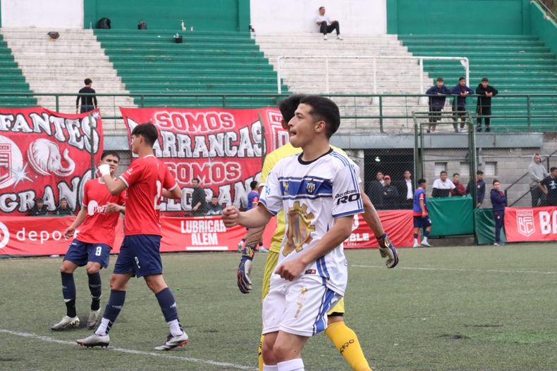 Ariel Valenzuela, figura de Metalúrgico en la goleada sobre Barrancas.