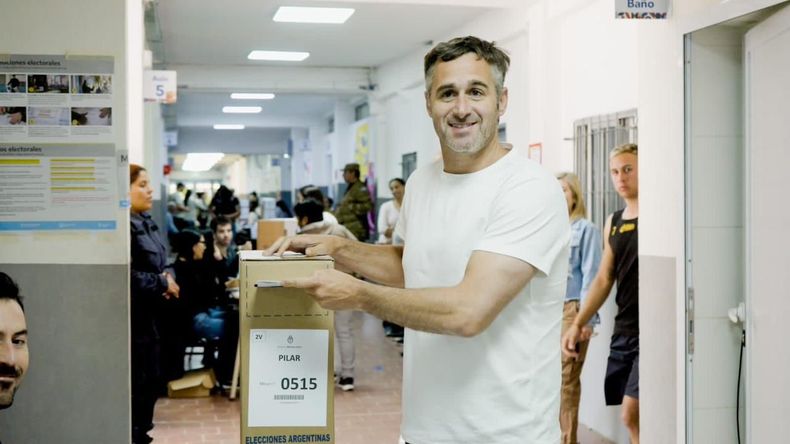 Achával votó en Del Viso.