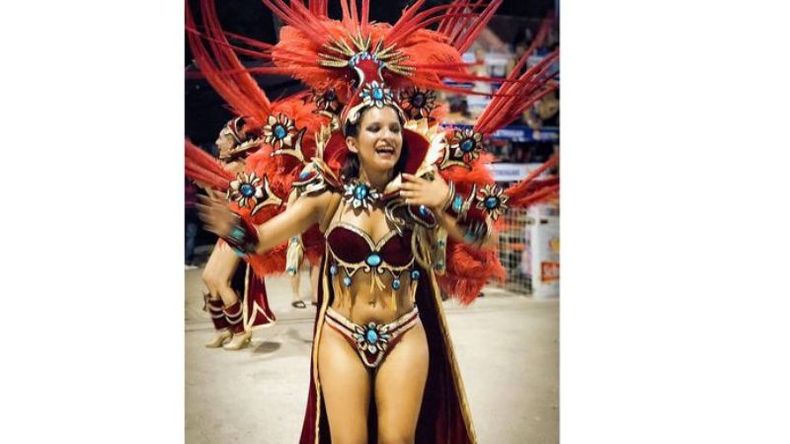 CARNAVAL TODA LA VIDA. Melany Medina, de 21 años, se sumó a los pilarenses que viven con pasión el carnaval de Gualeguaychú. El fin de semana se lució en la comparsa Ara Yeví. .