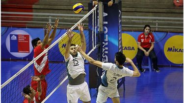 ATAQUE. De Cecco levanta y Flores se eleva, en la victoria ante Perú..