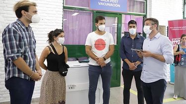 RECORRIDA. Achával y Roldán en una de las escuelas equipadas como vacunatorio..