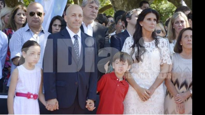(NAHUEL AGUILAR). EN FAMILIA. Ducoté, junto a su esposa Laura Zommer, y sus hijos, antes de jurar como intendente..