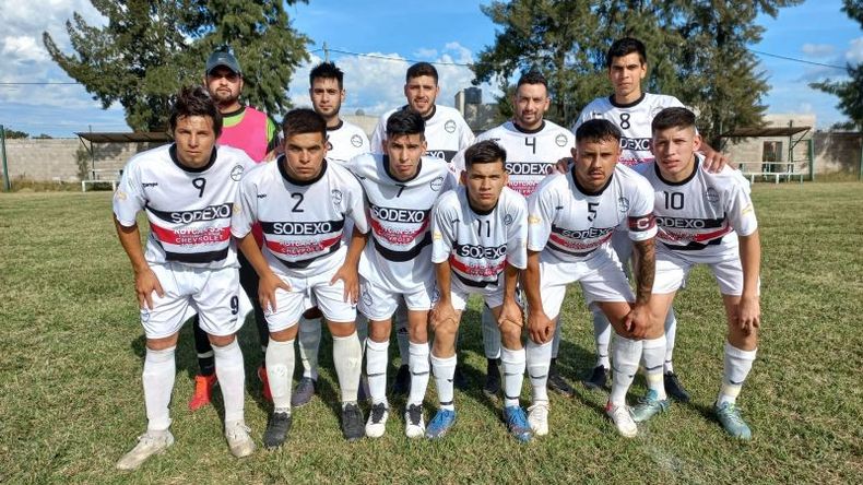 EQUIPO. La Primera de Villa Rosa, que jugó el domingo en Escobar..