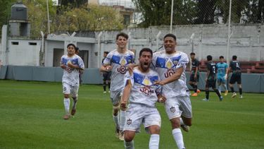 Rodrigo Acosta grita con furia su gol. Era el 1-0. Llegan para festejar Higuaín y De Robertis.