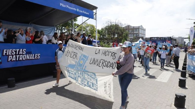 DESFILE. Los jóvenes de los centros de Estudiantes llevaron la Universidad a la plaza..
