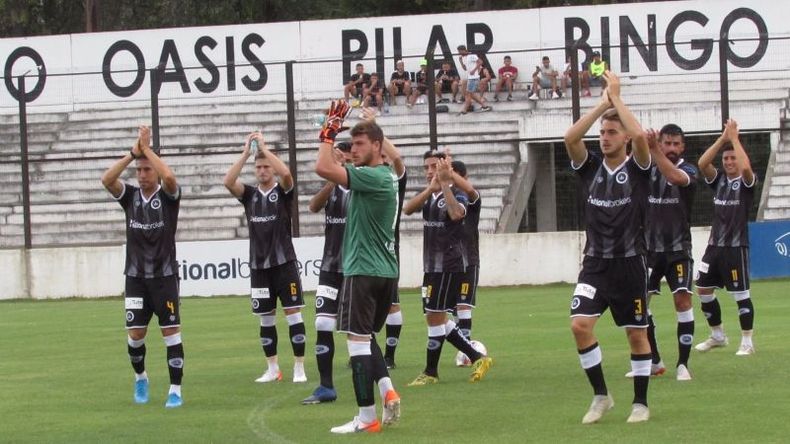 SALUDO. Real Pilar estrenó indumentaria. .