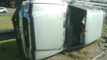 TOYOTA. La camioneta quedó volcada sobre la mano lenta de Panamericana.