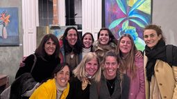 ACOMPAÑADA. Gabriela López Herrero (abajo, al centro) recibió a una gran cantidad de público en la inauguración de su galería de arte. ACOMPAÑADA. Gabriela López Herrero (abajo, al centro) recibió a una gran cantidad de público en la inauguración de su galería de arte.