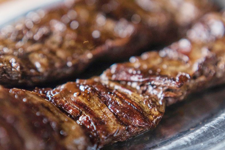 CLÁSICO. La entraña de Tinto y Soda, recién salida de la parrilla.