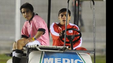 (Heva). Marcos salió en el final del 1º tiempo; después confirmarían su desgarro..