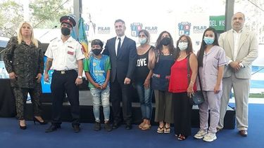 COMITIVA. Achával entró al recinto acompañado por vecinos y representantes de instituciones..