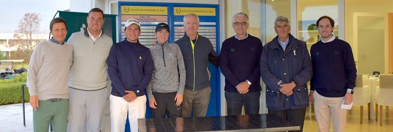 MONARCAS. Joaquín Ludueña y Mercedes Aldana junto a los organizadores, son los campeones de la 2022-23 del Ranking Argentino de Aficionados.