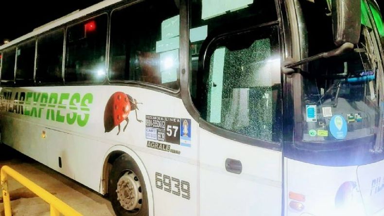 Los sujetos arrojaron objetos contundentes contra una de las unidades del Pilar Express. Foto @juancaimpacto.