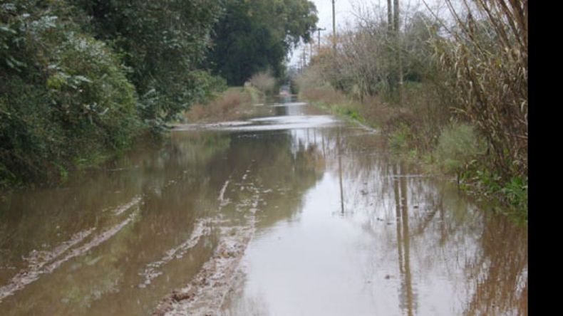 Durante y después de las lluvias, la calle Vasco Da Gama, un camino imposible..