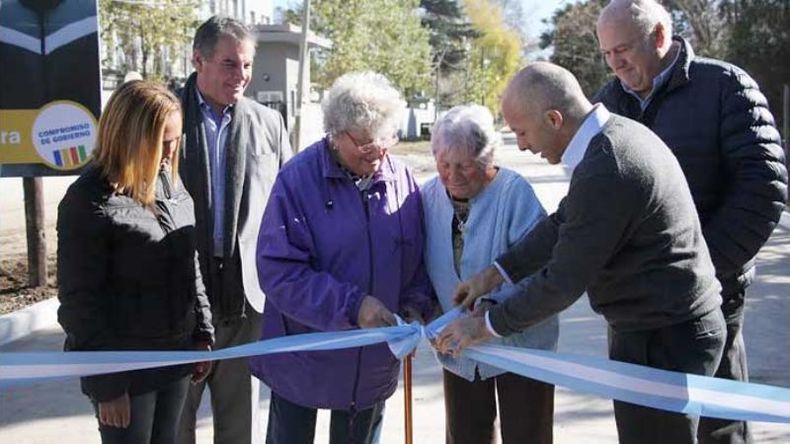 CINTAS. Ducoté, en la inauguración, con funcionarios y vecinos..