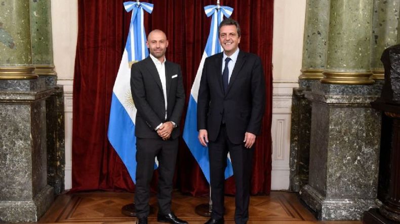 BANDERAS. Javier Mascherano junto al presidente de la Cámara de Diputados, Sergio Massa. .