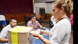 URNA. Vecina de Villa Rosa deposita su voto para elegir el proyecto..